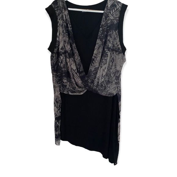 2/$30🌻 mblm Sleeveless Hip Length Blouse - Picture 2 of 9